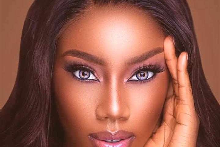 Chloe, 27, a red blue-eyed ebony companion based in Suya. Offering GFE, Dinner Date. Available for incall and outcall, overnight bookings available.
