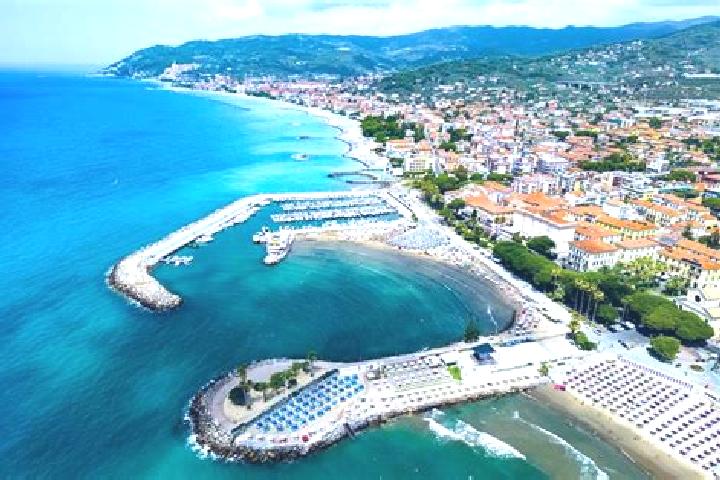 Chloe, 27 — Escort in Diano Marina, Italy