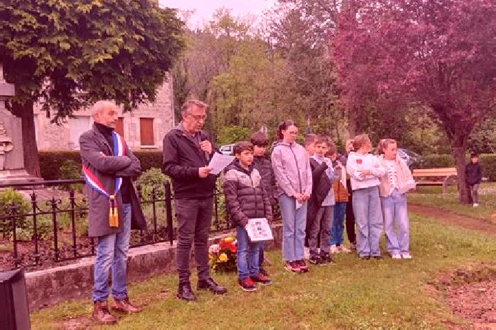 Chloe, 27 — Escort in Pont-Salomon, France