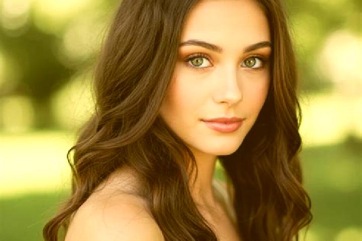 Chloe, 31, a brunette hazel-eyed mixed companion based in Damnatz. Offering 69, Couples, CIM. Available for incall and outcall, day and evening dates.
