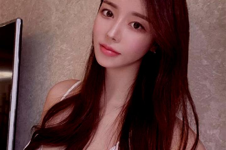 Chloe, 32 — Escort in Batutua, Indonesia