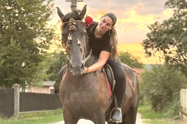 Chloe, 32 — Escort in Mihaesti, Romania