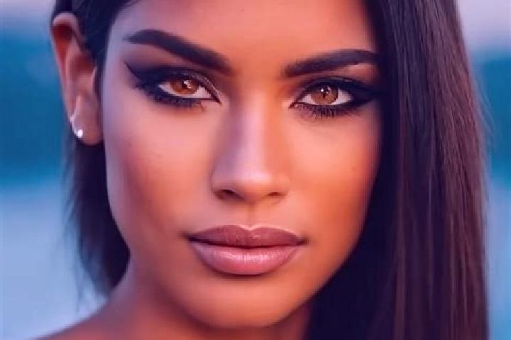 Chloe, 34, a red hazel-eyed latina companion based in Adro. Offering Striptease, Couples, Tantra, Roleplay. Available for incall and outcall, day and evening...