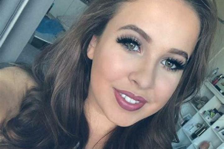 Chloe, 37, a chestnut grey-eyed caribbean companion based in Altidona. Offering Striptease, CIM, Erotic Massage. Available for incall and outcall, day and ev...