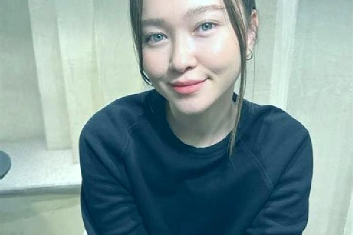 Chloe, 37, a red blue-eyed asian companion based in Bonny-sur-Loire. Offering Fetish, Party Girl. Available for incall and outcall, day and evening dates.