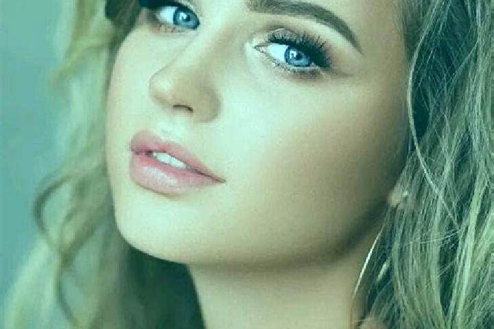 Clara, 20, a dark blonde blue-eyed ebony companion based in Dechmont. Offering Duos, A-Level, Dinner Date, Deep French Kissing, Girlfriend Experience. Availa...