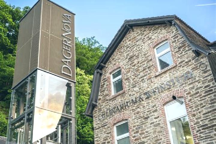 Clara, 24 — Escort in Dernau, Germany