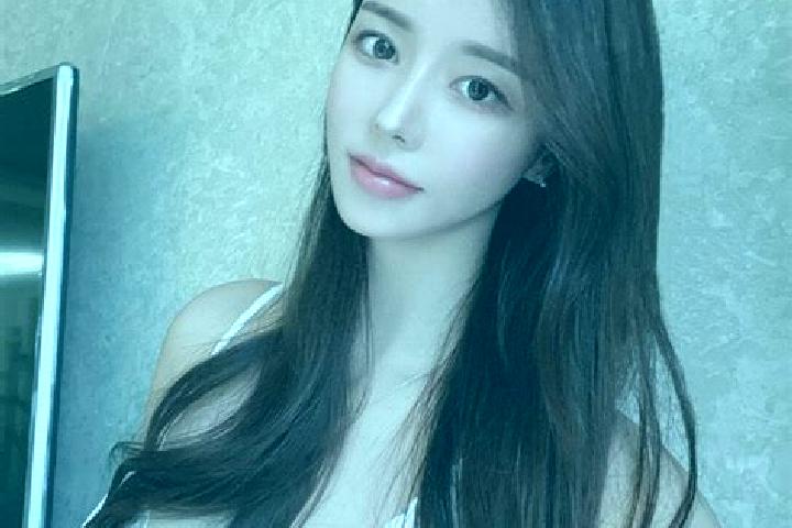 Clara, 24 — Escort in Fuzihe, China