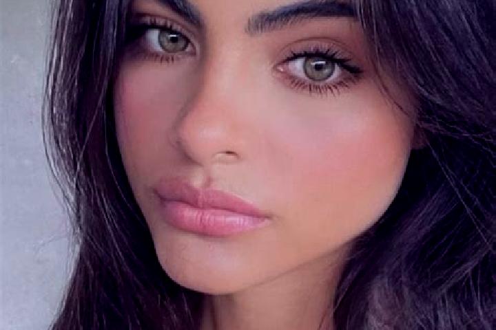 Clara, 32, a auburn dark-eyed indian companion based in Binlod. Offering Roleplay, Tantra, BDSM. Available for incall and outcall, day and evening dates.