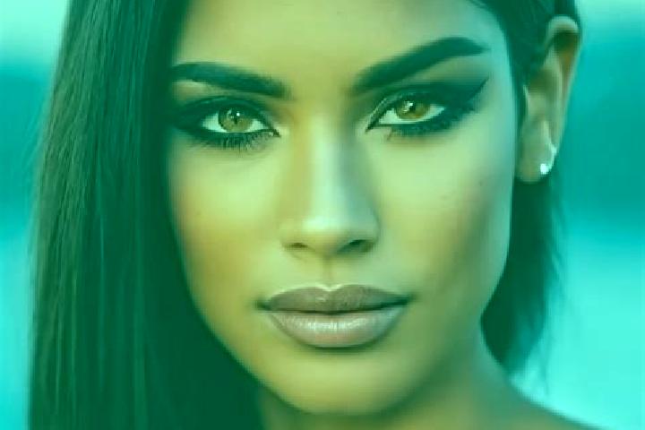 Clara, 33, a chestnut amber-eyed latina companion based in El Masnou. Offering Girlfriend Experience, Domination, Dinner Date. Available for incall and outca...