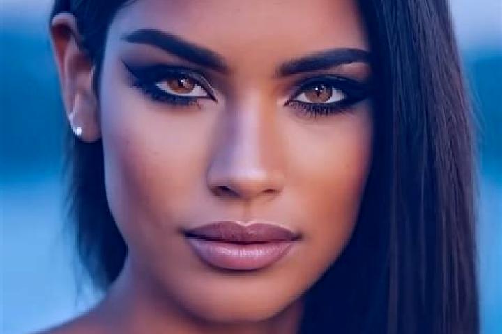 Clara, 34, a blonde amber-eyed latina companion based in Samarate. Offering Dinner Date, Roleplay, BDSM. Available for incall and outcall, day and evening da...