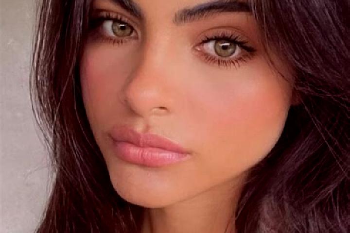 Clara, 37, a brunette dark-eyed middle eastern companion based in Zoumi. Offering Party Girl, Deep French Kissing, Domination, Roleplay. Available for incall...