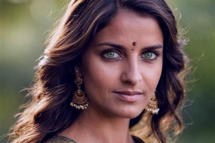 Clara, 37, a red green-eyed indian companion based in Boomer. Offering Tantra, BDSM, Girlfriend Experience. Available for incall and outcall, overnight booki...