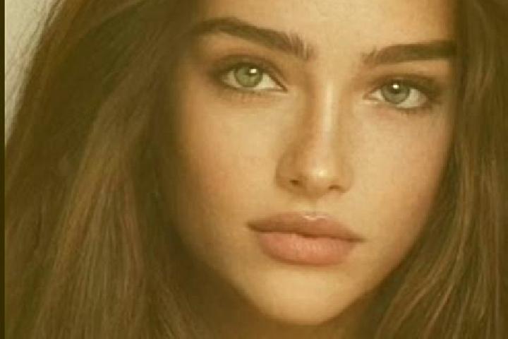 Eleanor, 21, a chestnut grey-eyed caucasian companion based in Drassmarkt. Offering 69, CIM. Available for incall and outcall, day and evening dates.