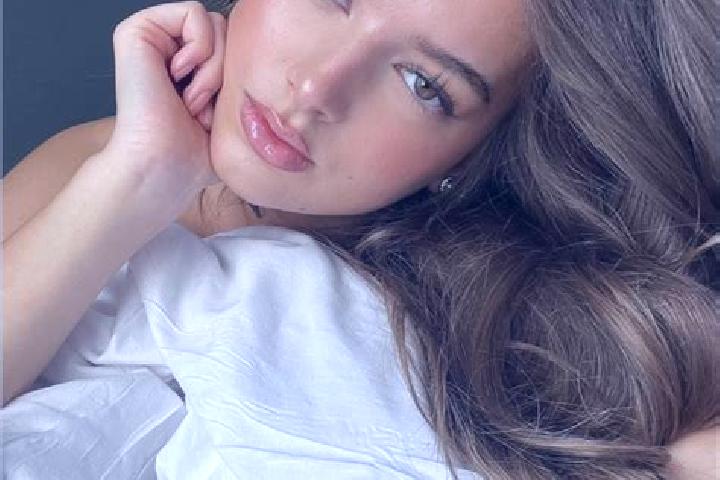 Eleanor, 21, a chestnut grey-eyed latina companion based in San Cristobal Lachirioag. Offering Deep French Kissing, Overnight, Duos. Available for incall and...