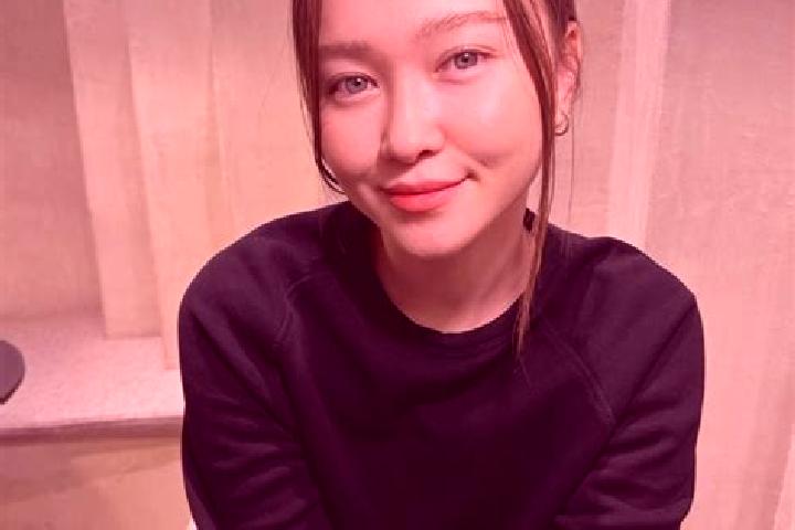 Eleanor, 23, a chestnut blue-eyed asian companion based in Genzi. Offering Massage, Couples, Duos. Available for incall and outcall, day and evening dates.
