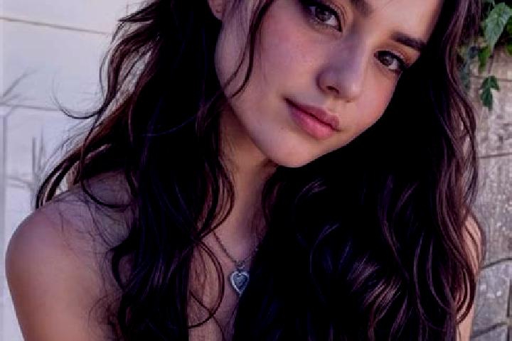 Eleanor, 23, a red hazel-eyed ebony companion based in Thun. Offering Couples, OWO, Party Girl. Available for incall and outcall, day and evening dates.