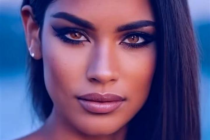 Eleanor, 25, a dark blonde amber-eyed latina companion based in Khuza ah. Offering Dinner Date, Striptease. Available for incall and outcall, overnight booki...