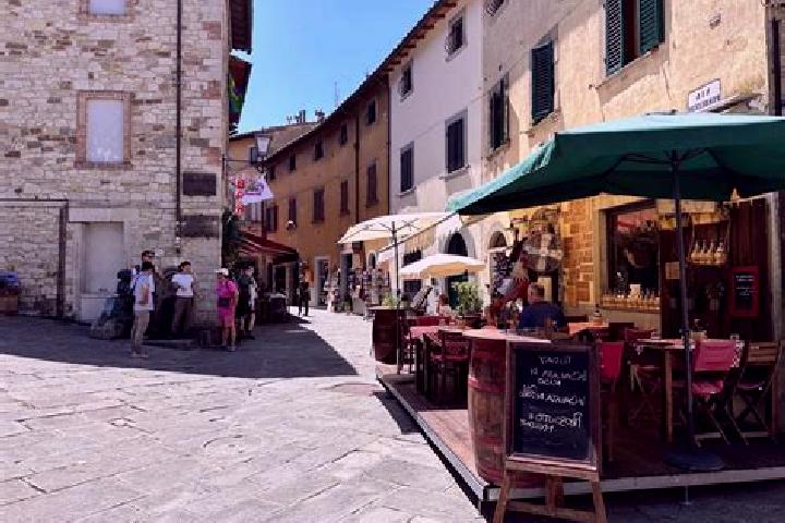 Eleanor, 26 — Escort in San Polo in Chianti, Italy