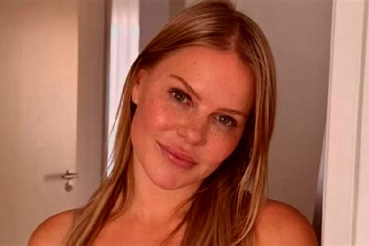 Eleanor, 27 — Escort in Mexy, France