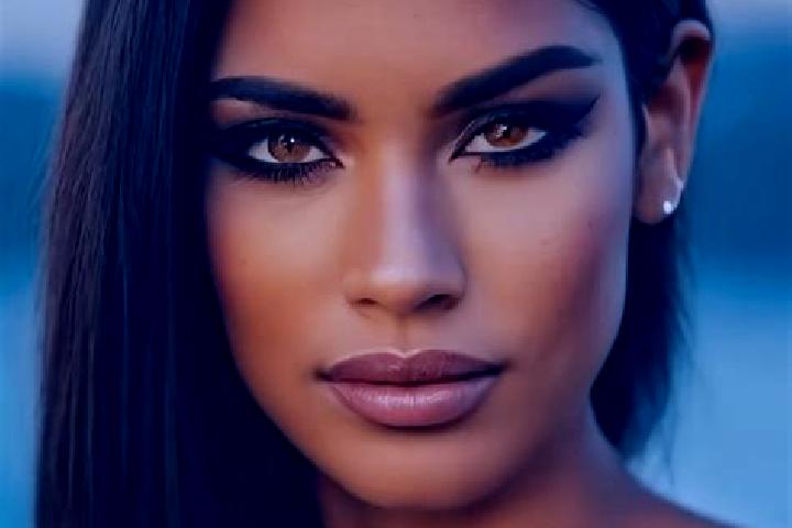 Eleanor, 29, a dark blonde dark-eyed latina companion based in Armthorpe. Offering 69, OWO. Available for incall and outcall, overnight bookings available.