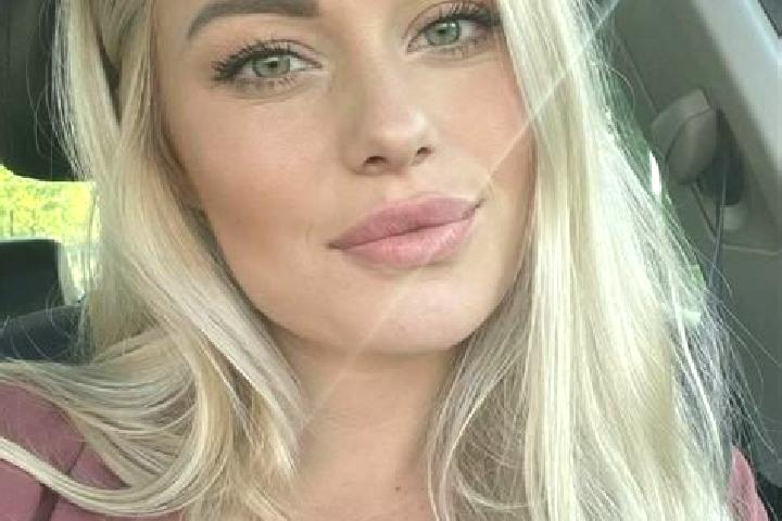 Eleanor, 36, a blonde hazel-eyed caribbean companion based in Fatima. Offering 69, Duos, Massage, OWO. Available for incall and outcall, day and evening dates.