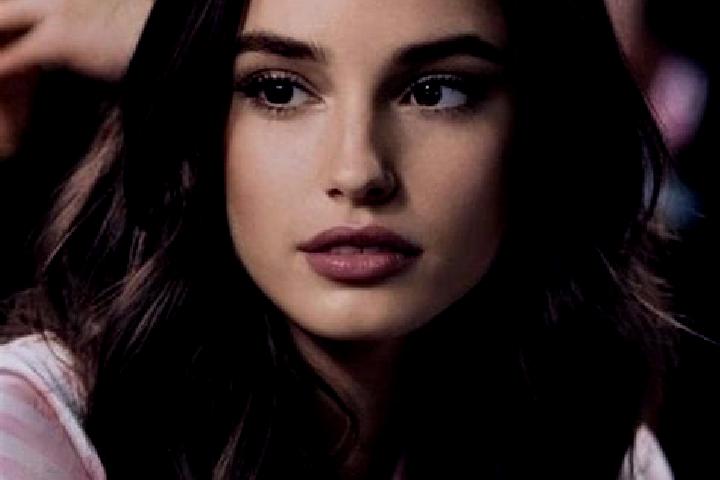 Eleanor, 36, a brunette brown-eyed slavic companion based in Xcanatun. Offering A-Level, Massage, Couples, Tantra, Erotic Massage. Available for incall and o...