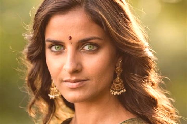 Eleanor, 36, a brunette green-eyed indian companion based in Rincao. Offering OWO, Fetish, Domination. Available for incall and outcall, day and evening dates.