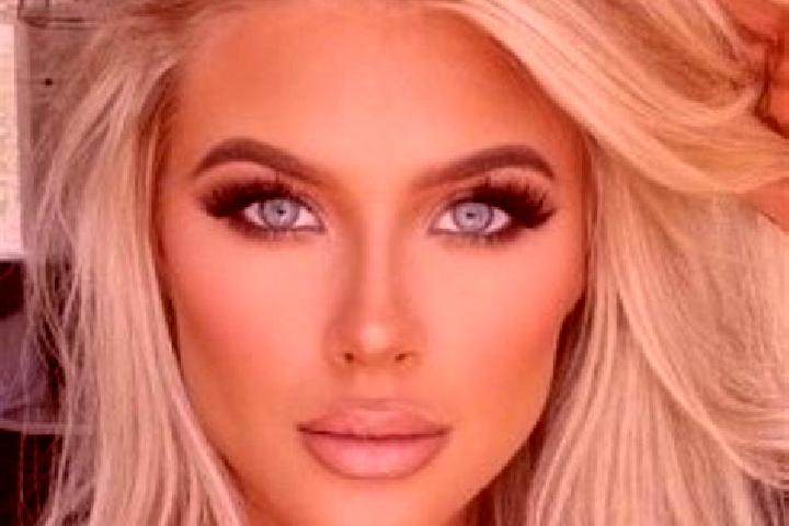 Elizabeth, 20, a platinum blonde amber-eyed latina companion based in Keperra. Offering Deep French Kissing, Tantra, Girlfriend Experience. Available for inc...
