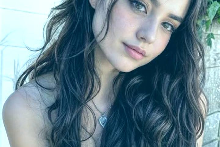Elizabeth, 22, a red hazel-eyed latina companion based in Chamaca. Offering Dinner Date, CIM, Party Girl. Available for incall and outcall, day and evening d...