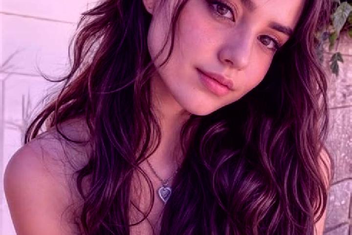 Elizabeth, 23, a chestnut hazel-eyed middle eastern companion based in Fresno de Sayago. Offering Couples, Striptease, Roleplay. Available for incall and out...