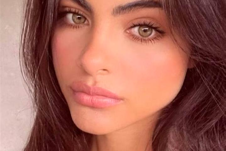 Elizabeth, 27, a brunette green-eyed slavic companion based in Cuaxinca. Offering 69, Couples, Party Girl, Roleplay. Available for incall and outcall, day an...
