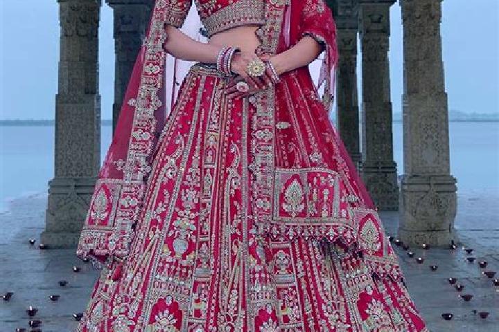 Ella, 21 — Escort in Red, India