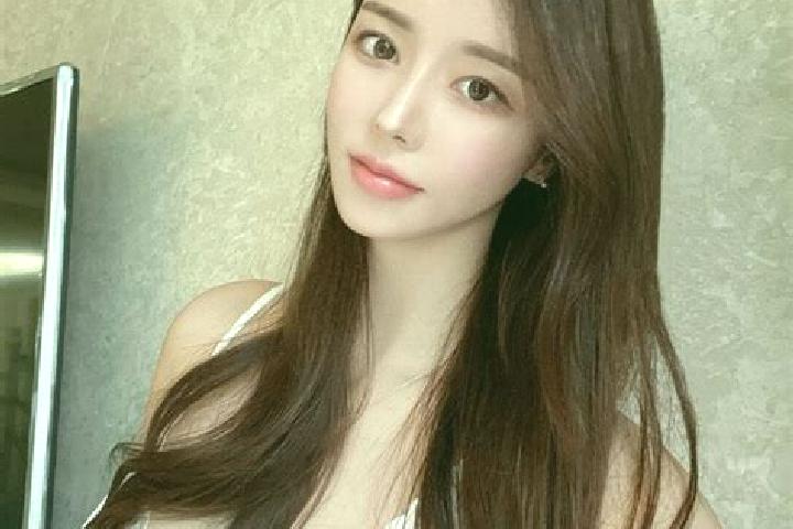 Ella, 23 — Escort in Provodov, Czech Republic
