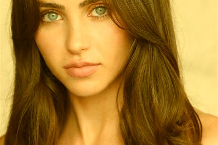 Ella, 28, a red brown-eyed indian companion based in Las Huertas. Offering Domination, GFE, Duos. Available for incall and outcall, day and evening dates.