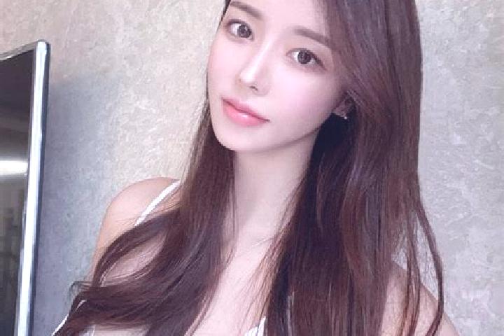 Ella, 30 — Escort in Cisarap, Indonesia