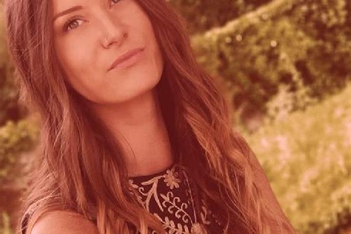 Ellie, 21 — Escort in Pluvault, France