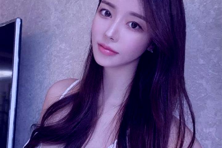 Ellie, 22 — Escort in Ct 0009, Canada