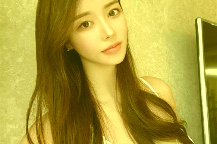 Ellie, 22 — Escort in Mijiang, China