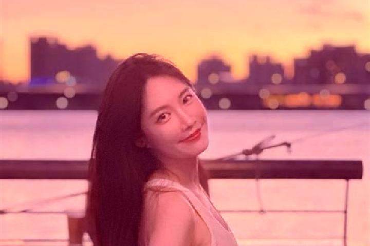 Ellie, 23 — Escort in Jinshanzui, China