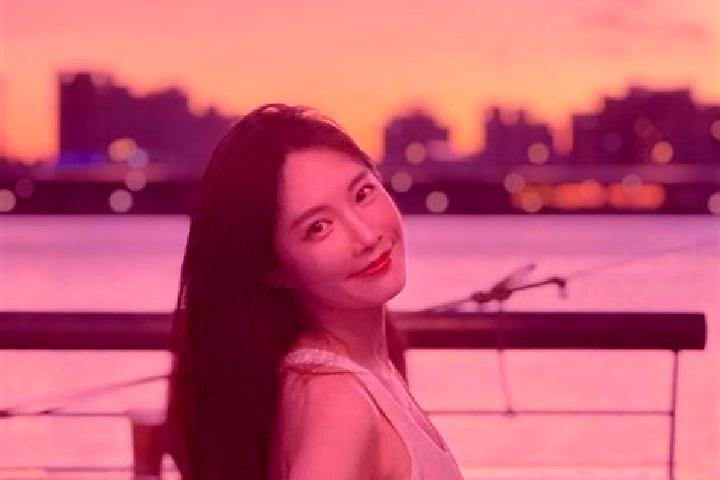 Ellie, 23 — Escort in Nanhezhong, China