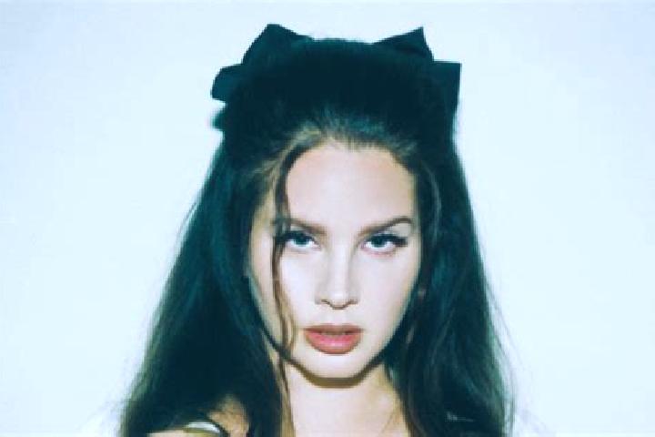 Ellie, 23 — Escort in Recy, France