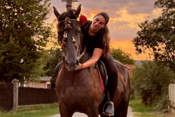 Ellie, 24 — Escort in Mihaesti, Romania