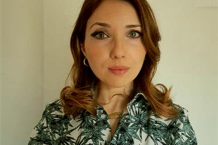 Ellie, 25 — Escort in Ivrinezu Mare, Romania