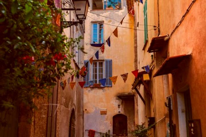 Ellie, 31 — Escort in Biot, France