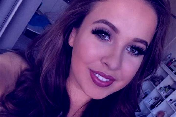 Emily, 20, a auburn hazel-eyed slavic companion based in Fotoe. Offering Striptease, Travel Companion, Massage, Dinner Date. Available for incall and outcall...