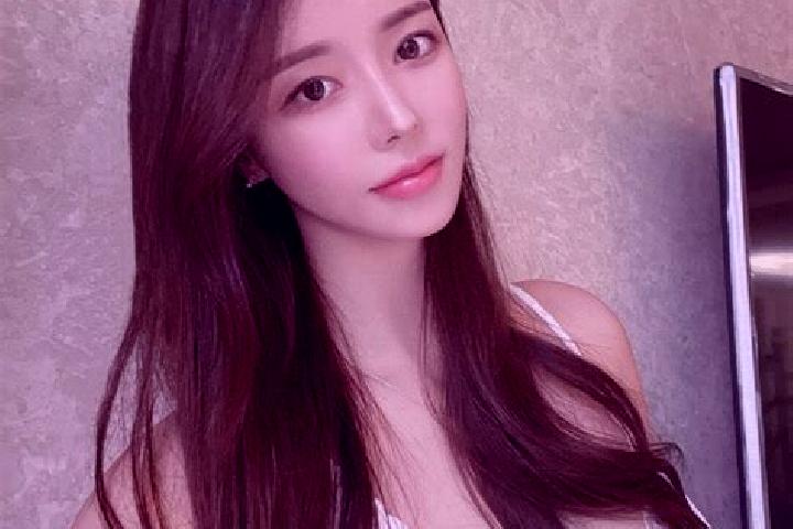 Emily, 20 — Escort in Goezene, Turkey
