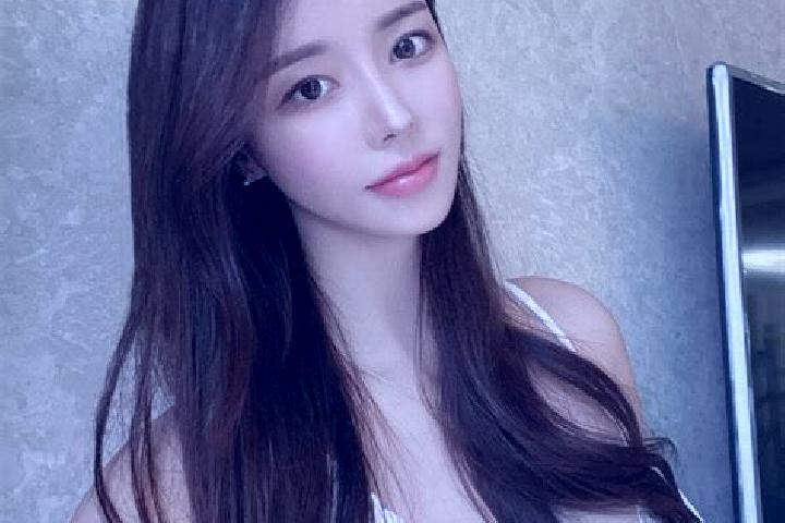 Emily, 21 — Escort in Qitao, China
