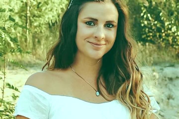 Emily, 22 — Escort in Luckau, Germany