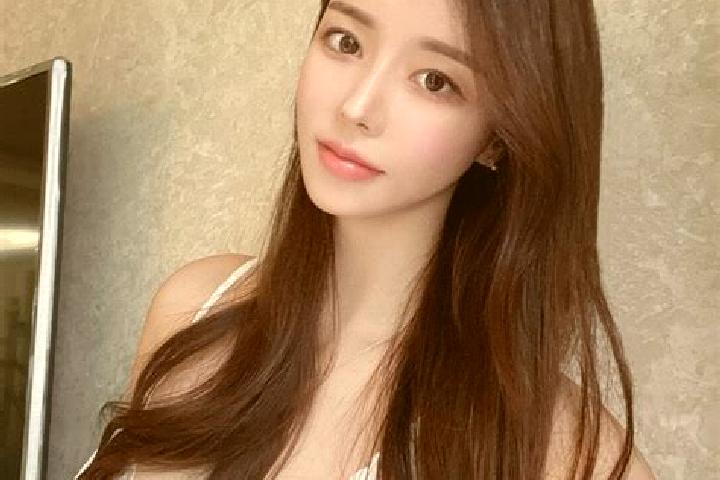 Emily, 22 — Escort in Semiring, Indonesia